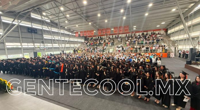 ¡Serán universitarios! Papás orgullosos de sus cachorros.